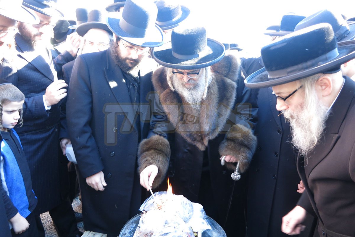 האדמו"ר מסאטמאר ביים מעמד שריפת הפתילות מיט תלמידי שיעור ד' פון ישיבה גדולה