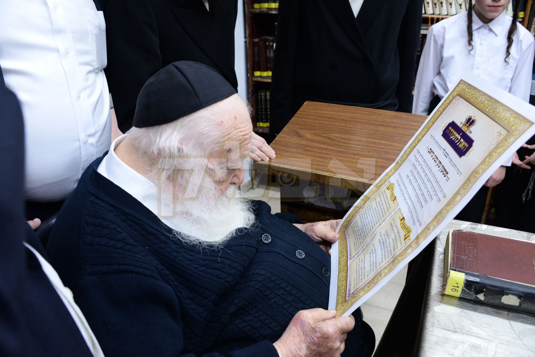 הגר"ח קנייבסקי מאחל רפואה שלמה עבור הגראי"ל שטיינמאן