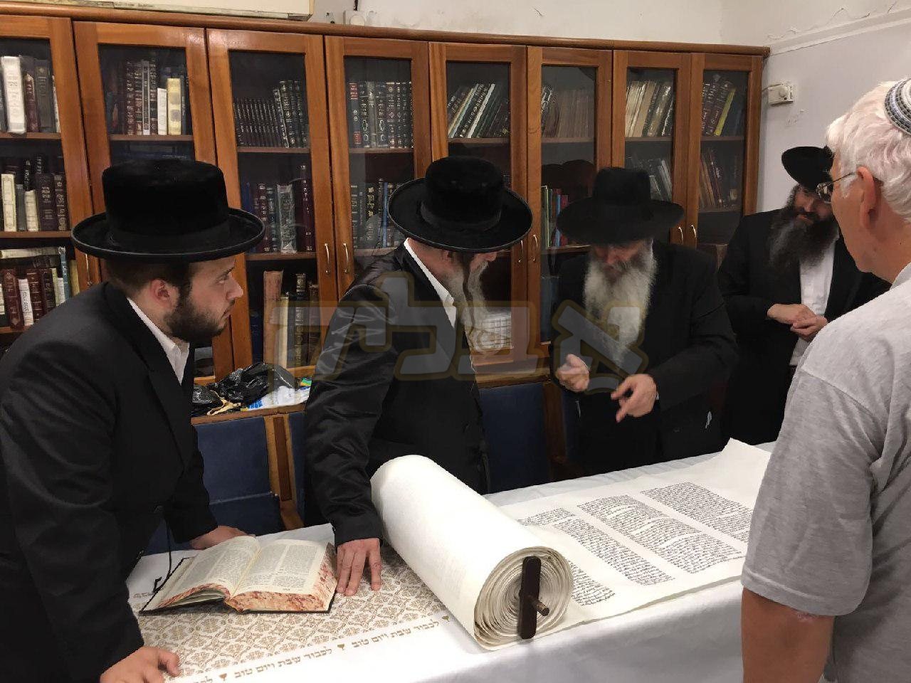 האדמו"ר רבי דוד אבוחצירא שליט"א און האדמו"ר מ'מאקאווא אשדוד שליט"א ביים שרייבען א אות אין א ספר תורה