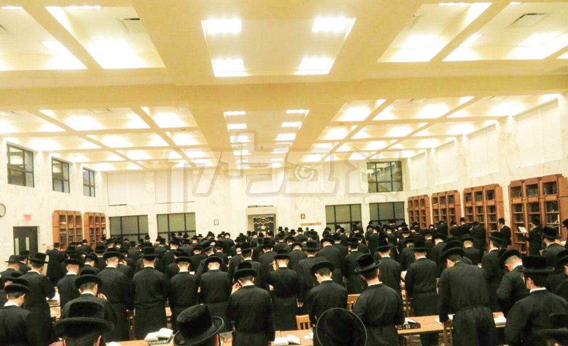 כ"ק אדמו"ר מפאפא שליט"א ביי תפילת יום כיפור קטן און העלי' לציון פון אביו הרה"ק מפאפא זי"ע ער"ח אלול