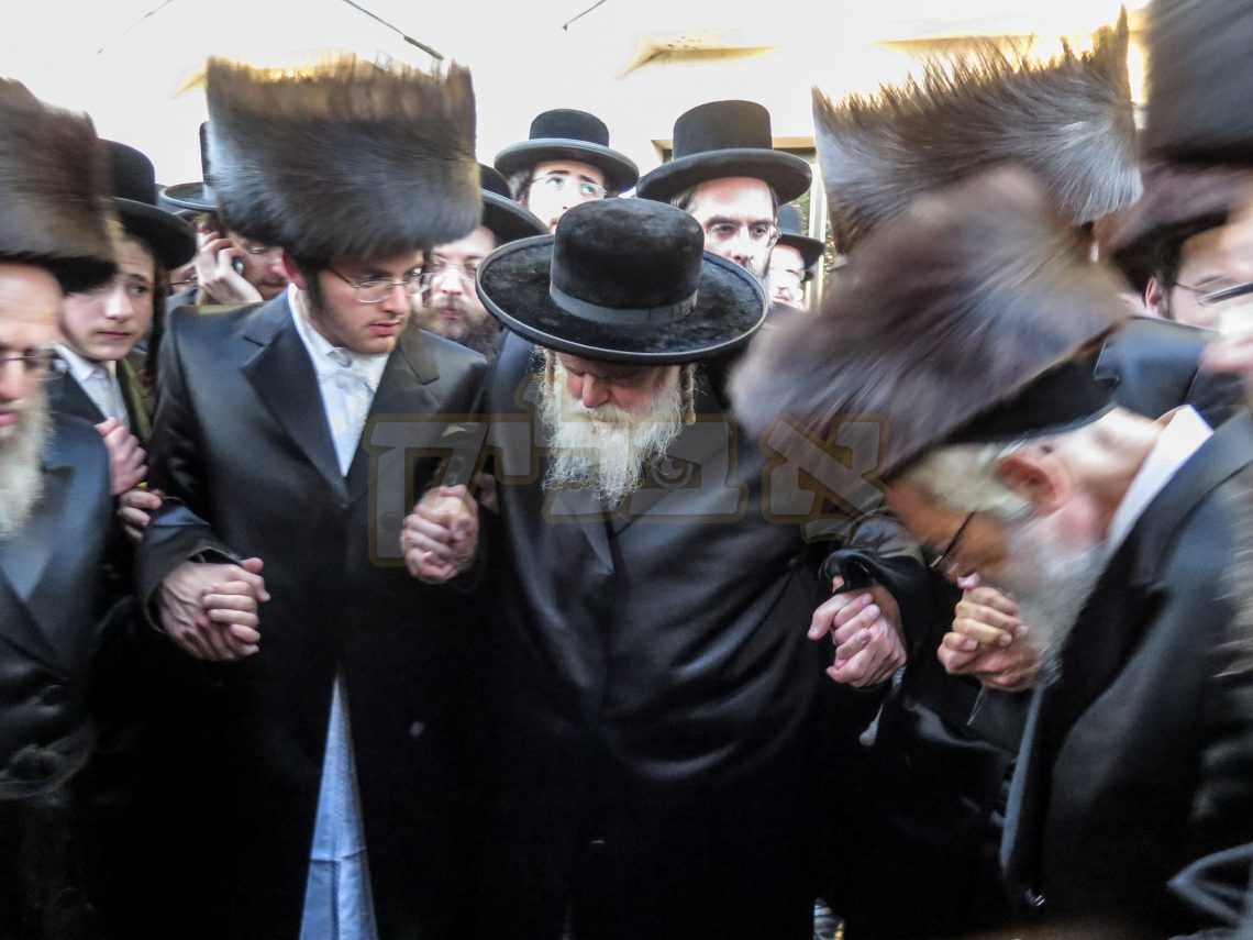 האדמו"ר מתולדות אברהם יצחק ביים חתונה פון בן הר"ר פנחס שלעזינגער נכד הרה"ח ר' יודל שלעזינגער= בילדער אבי ס-