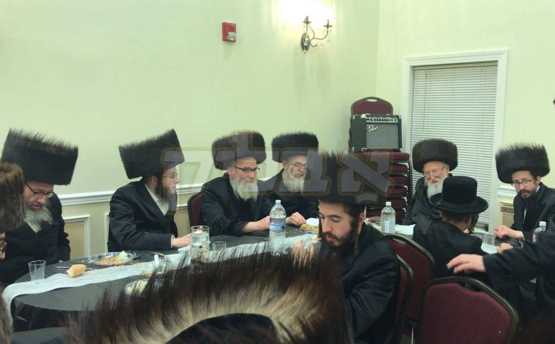 קינדער פון האדמו"ר מסקווירא זענען זיך משתתף ביים שמחת השבע ברכות פון המשב"ק ר' אהרן פריעדמאן ני"ו
