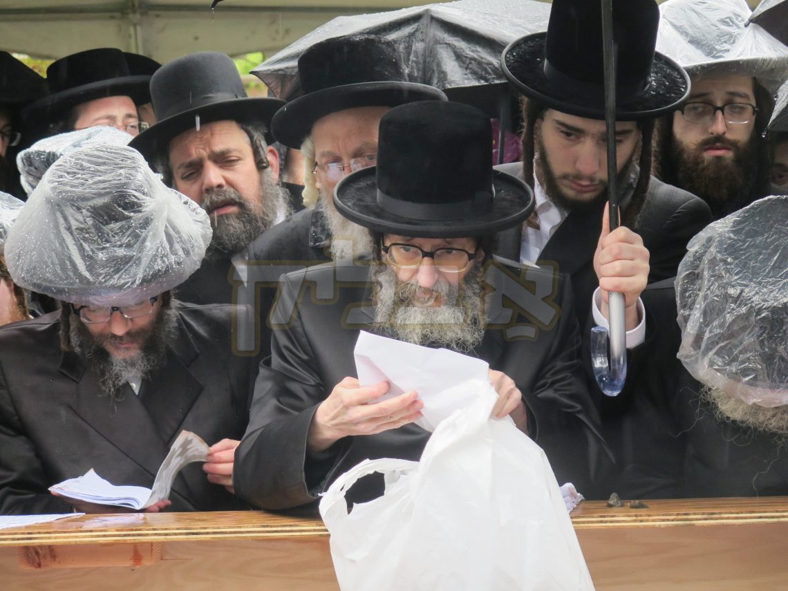 הקמת המצבה להרה"ק מסקולען זצוק"ל. בילדער אבי ס