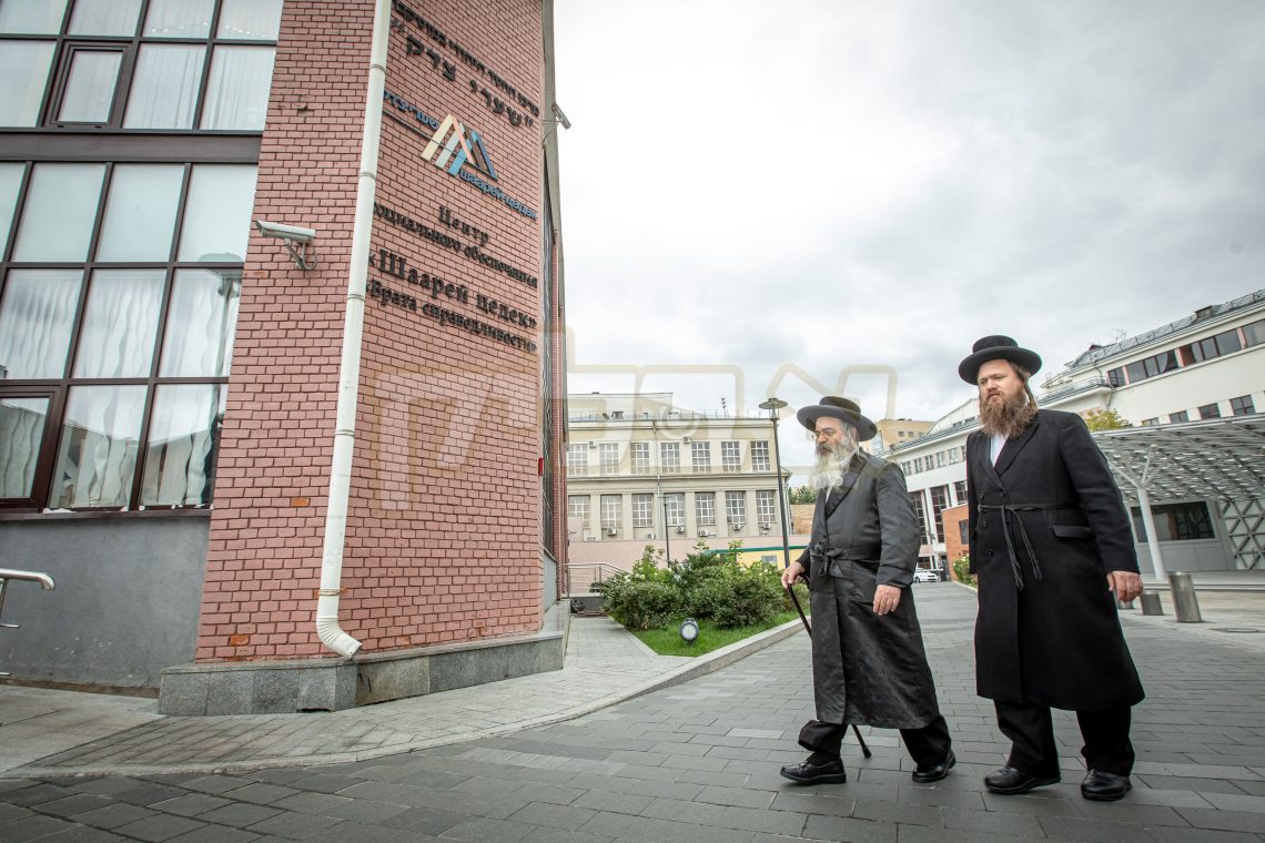 Main image for כ"ק אדמו"ר מלעלוב ירושלים שליט"א ביים עריכת השולחן לרגל ר"ח אב אין צענטראלע חסד צענטער אין מוסקובה, רוסלאנד-בילדער: אלי איטקין