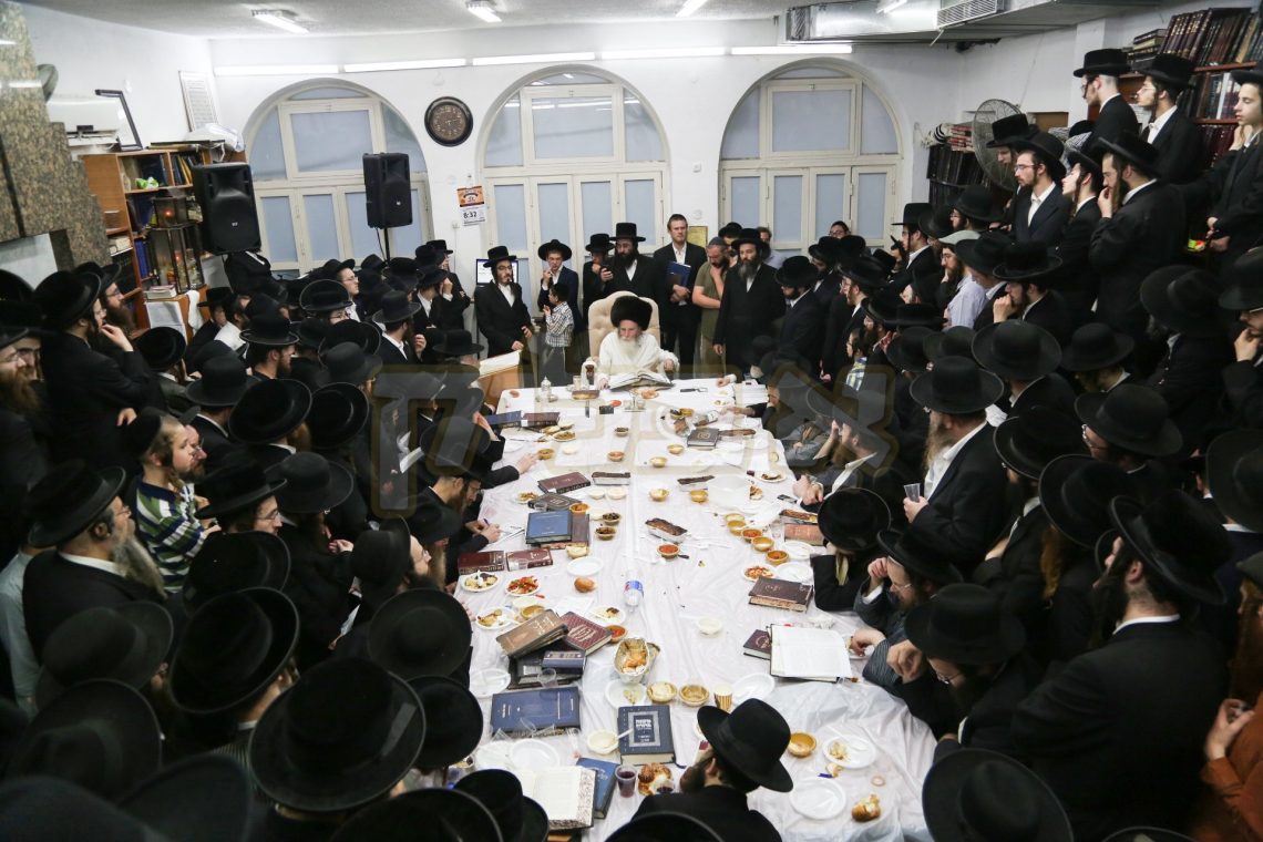 הרה"צ רבי יצחק מאיר מארגענשטערן שליט"א ביים טיש לכבוד ט"ו באב