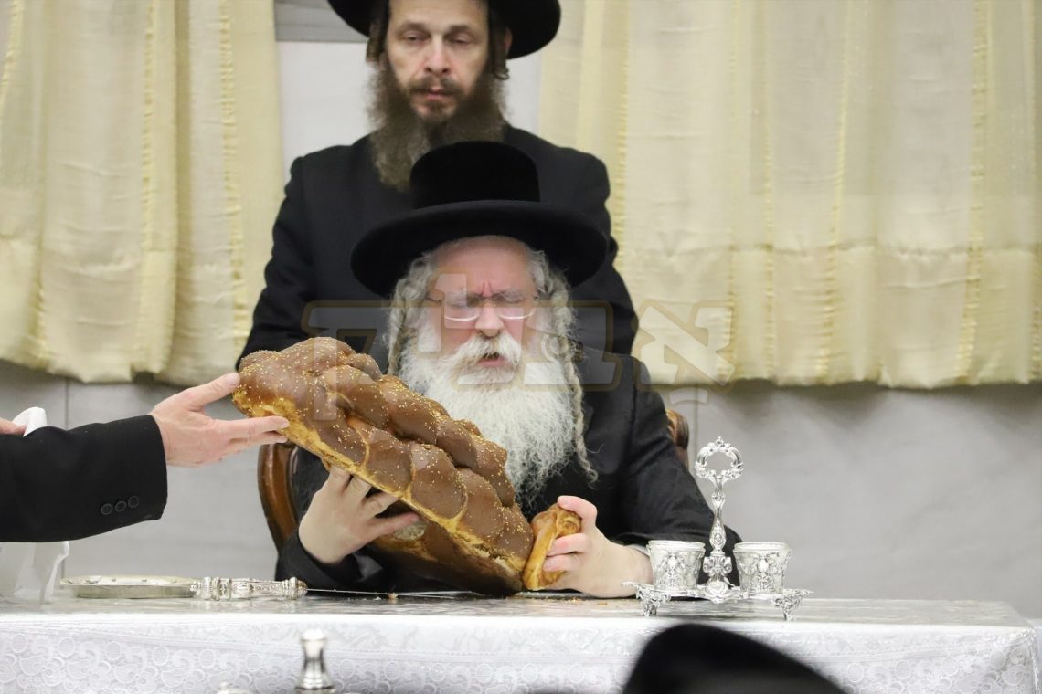 כ"ק אדמו"ר מנדבורנה ירושלים שליט"א ביים סעודת הילולא פון אביו האדמו"ר מנדבורנה זצ"ל