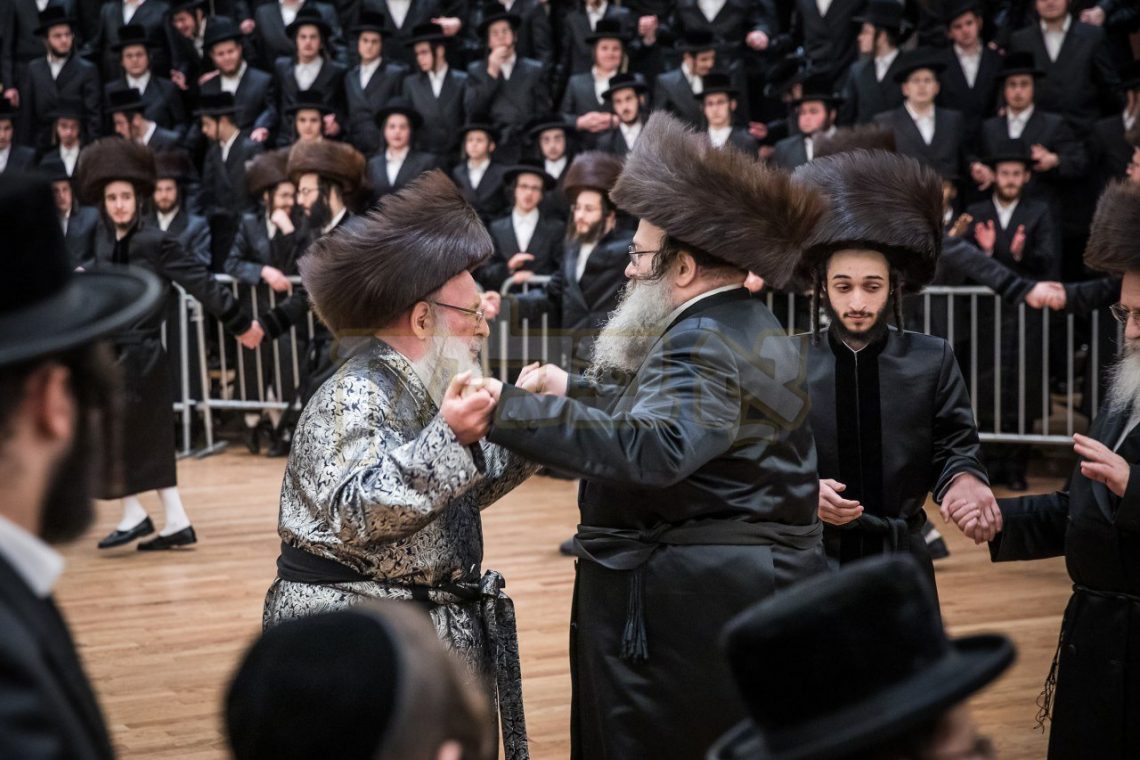 שמחת בית ספינקא  החתן נכד כ"ק אדמו"ר מספינקא שליט"א בן לבנו הגה"צ רבי יהושע שלום ווייס דומ"ץ ספינקא וחתן הגה"צ אב"ד תולדות יוסף פאפא ב"פ עב"ג בת הרה"ג ר' זלמן לייב אשכנזי בן הגה"צ אב"ד חוות דעת וחתן הגה"צ אב"ד נעמפלמיץ בילדער: אחים לענטשעווסק