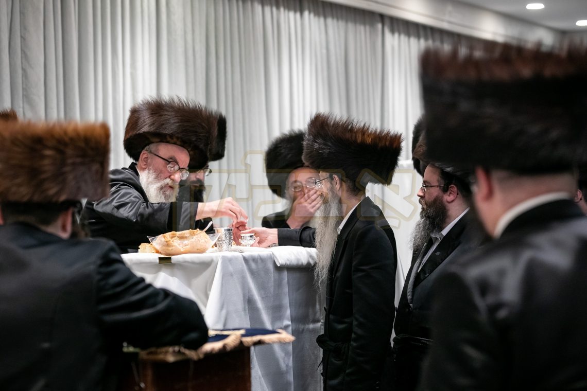 שבת התוודעות פאר תורמים וועלעכע האבן בייגעשטייערט גרעסערע סכומים לטובת די אויפבוי פון די נייע בנין פאר די מיידעל שולע אין שיכון סקווירא, בראשות הרה"צ ר' אהרן מענדל טווערסקי שליט"א, בנו בכורו פון כ"ק אדמו"ר מסקווירא שליט"א