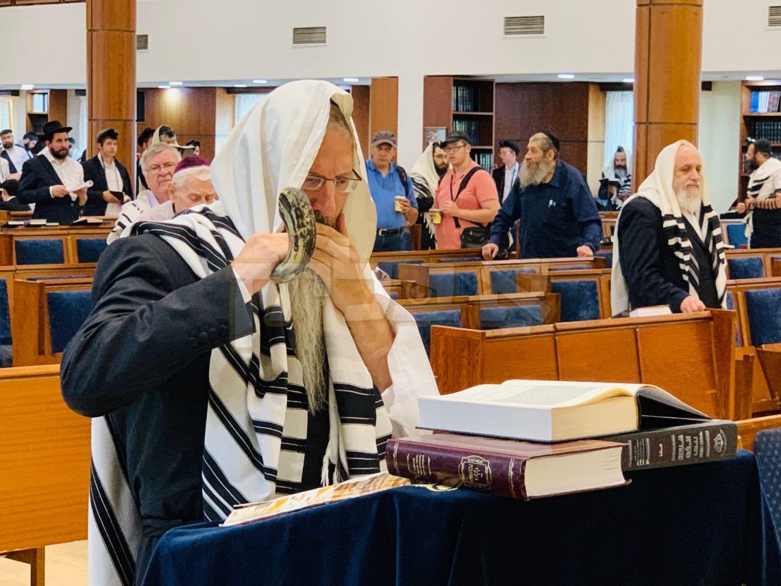 הגאון רבי בערל לאזאר שליט"א דער הויפט רב פון רוסלאנד ביי תקיעת שופר נאך תפילת שחרית ר"ח אלול אין ביהמ"ד הגדול "מארינה רושצ'ה" אין מוסקובה