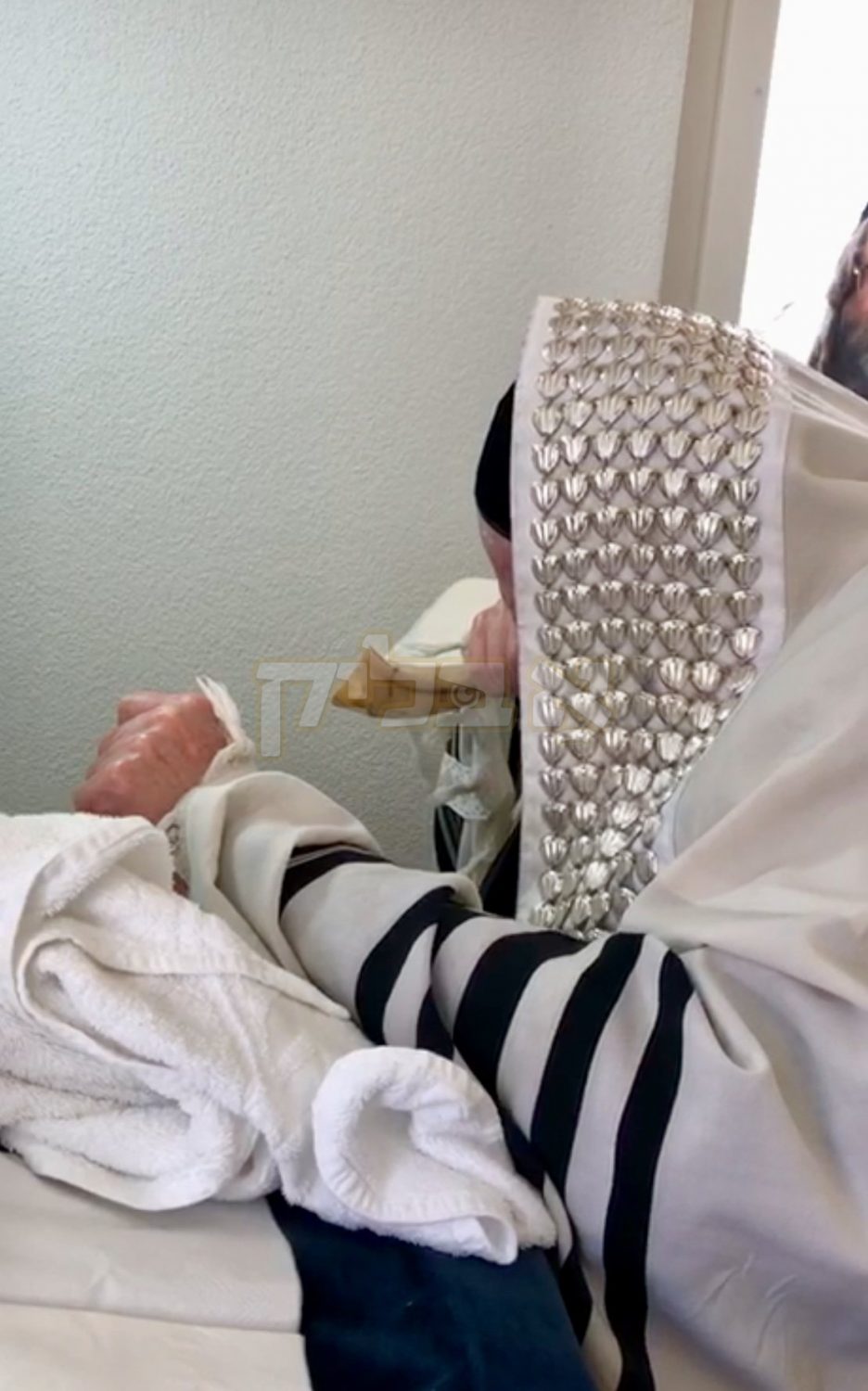 ווידעאו: כ"ק אדמו"ר מתולדות אברהם יצחק שליט"א ביים בלאזן שופר נאך תפילת שחרית ר"ח אלול אין שווייץ