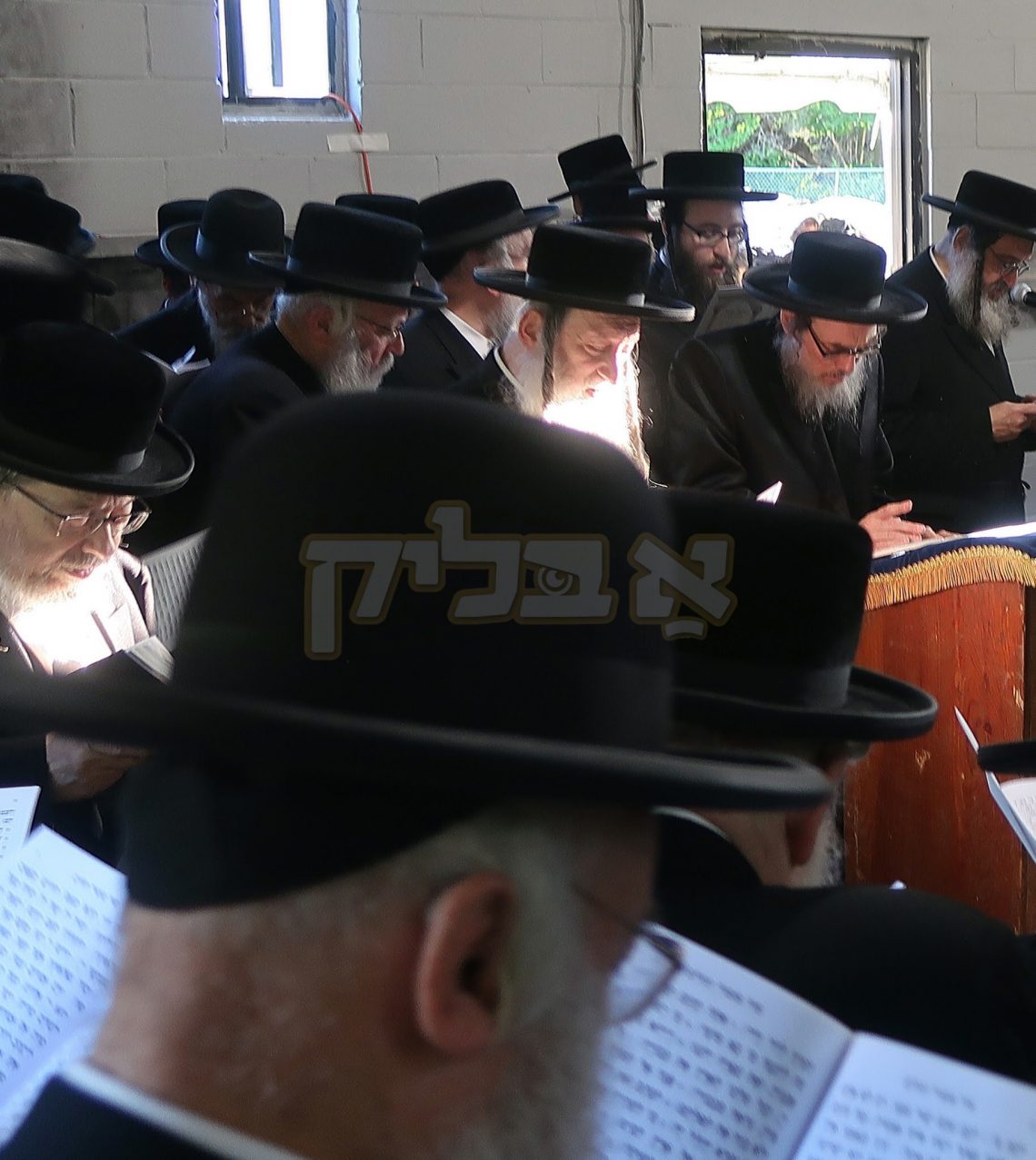 מעמד הקמת המצבה על קברה פון הרבנית הצדיקת הישישה מפאפא ע"ה בראשות בנה כ"ק אדמו"ר מפאפא שליט"א