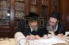 מעמד כתיבת האותיות אין די ספר תורה וואס איז געשריבן געווארן  דורך הרה"ח ר' מאיר הירש הי"ו מראשי הקהילה אין קרית יואל 