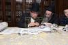 מעמד כתיבת האותיות אין די ספר תורה וואס איז געשריבן געווארן  דורך הרה"ח ר' מאיר הירש הי"ו מראשי הקהילה אין קרית יואל 