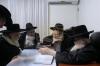 אדמורים ורבנים ביים מנחם אבל זיין כ"ק ראב"ד ירושלים שליט"א נאך די פטירה פון אחיו הגאון רבי דוב זצ"ל