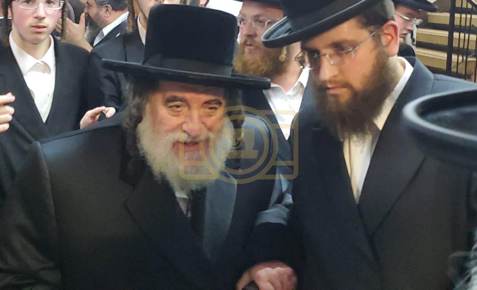 כ"ק אדמו"ר מוויזניץ שליט"א ארויסגייענדיג פון בית המדרש וויזניץ אויף רחוב רבי טרפון אין בני ברק