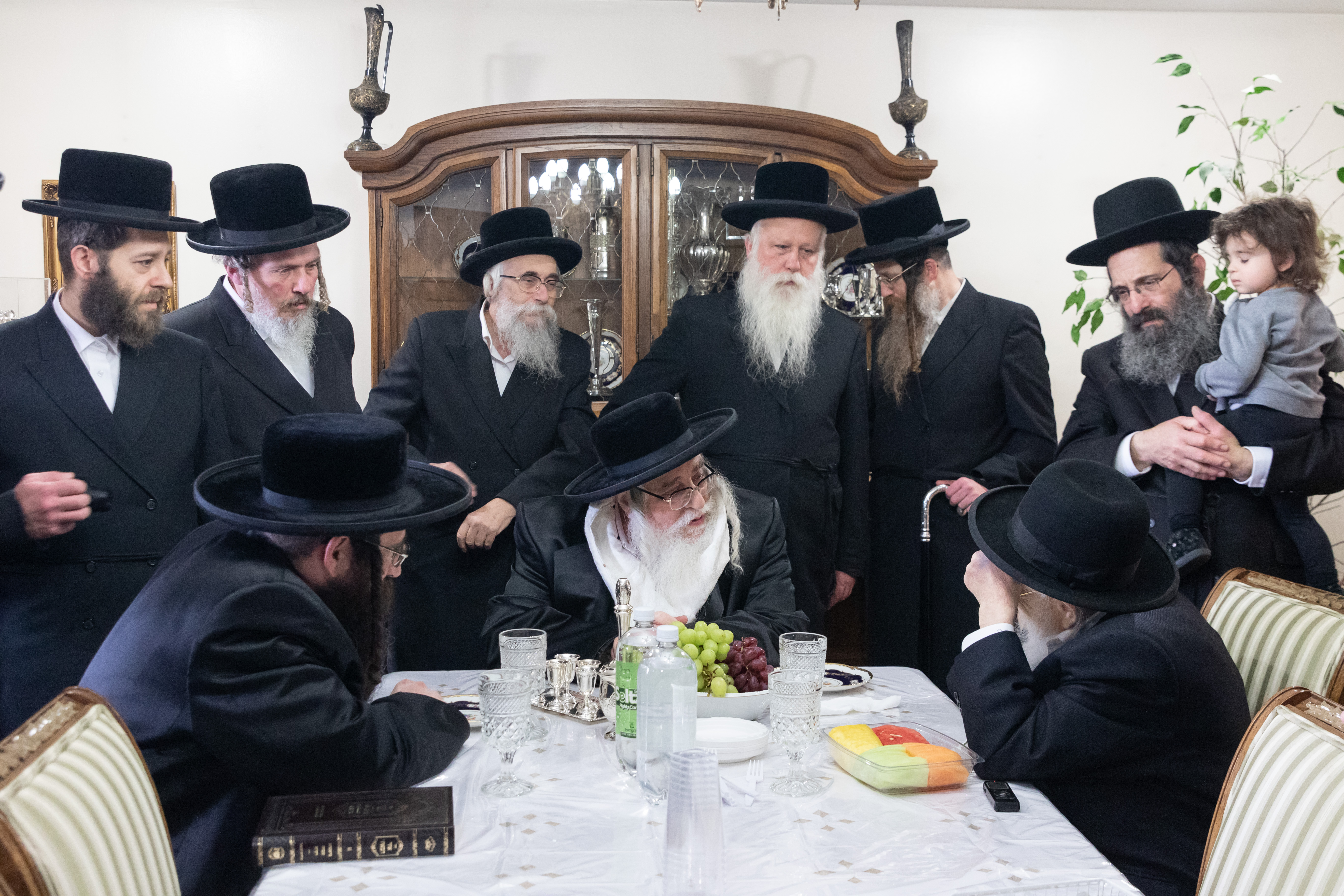 כ"ק אדמו"ר מצאנז שליט"א באזוכט ביי זקני חסידי צאנז אין מאנסי 
