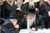 כ"ק אדמו"ר מצאנז שליט"א באזוכט ביי זקני חסידי צאנז אין מאנסי 