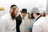 הגאון רבי בערל לאזאר שליט"א הויפט רב פון רוסלאנד ביים מצות באקן 