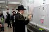 הגאון רבי בערל לאזאר שליט"א הויפט רב פון רוסלאנד ביים מצות באקן 