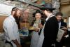 הגאון רבי בערל לאזאר שליט"א הויפט רב פון רוסלאנד ביים מצות באקן 