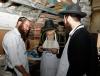 הגאון רבי בערל לאזאר שליט"א הויפט רב פון רוסלאנד ביים מצות באקן 