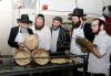 הגאון רבי בערל לאזאר שליט"א הויפט רב פון רוסלאנד ביים מצות באקן 
