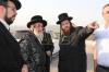 כ"ק אדמו"ר מוויזניץ שליט"א באזוכט ביים שטח וואו עס ווערט געבויעט ביליגע דירות פאר חסידי וויזניץ 