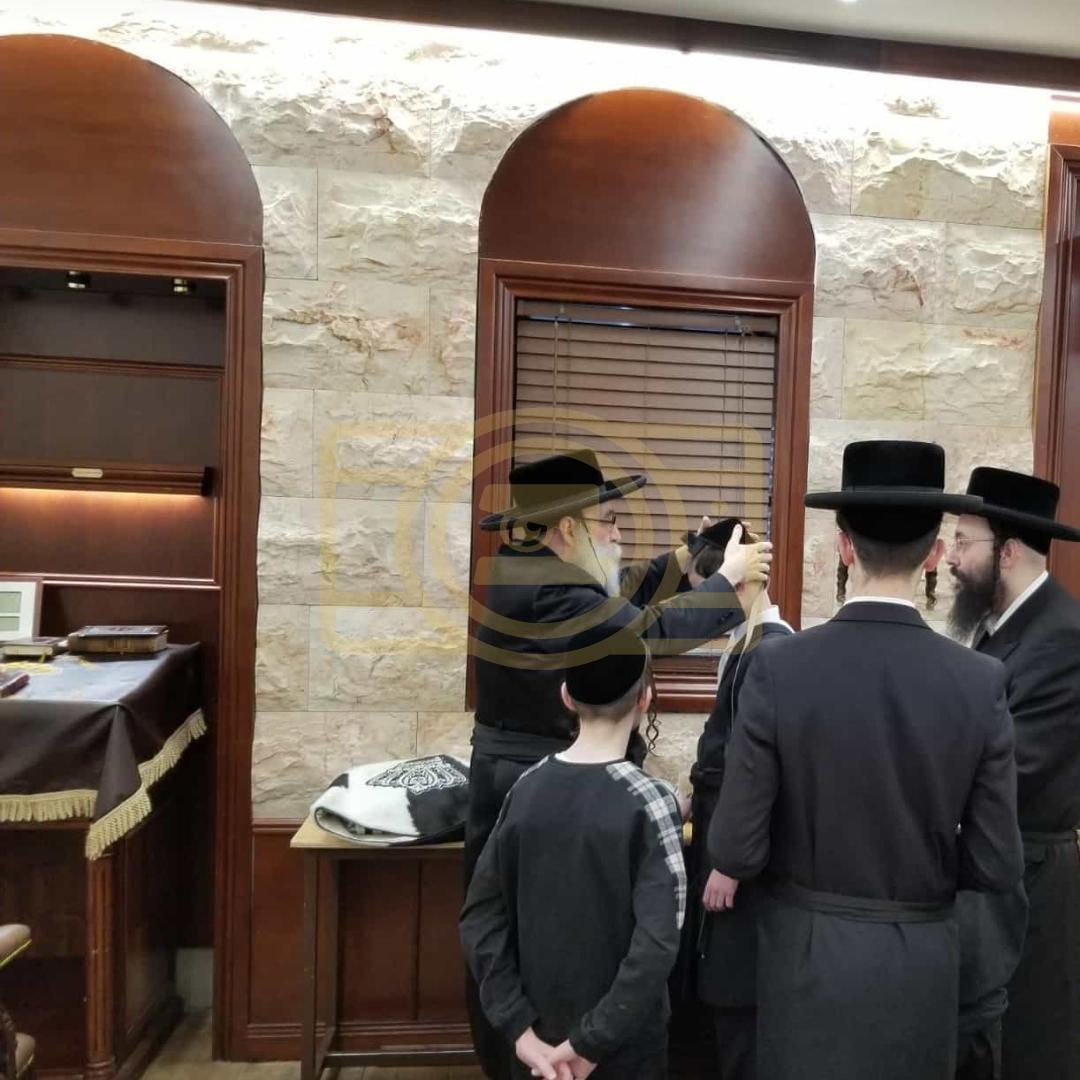 Main image for כ"ק אדמו"ר מתולדות צבי ספינקא שליט"א ביים הנחת תפילין לבן אחד מחסידיו