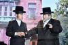 סעודת ראש חודש בהשתתפות כ"ק אדמו"ר מסקווירא שליט"א מיט נגידים וועלעכע האבן תורם געווען גרעסערע סכומים לטובת די אויפבוי פון ביהמ"ד הגדול סקווירא בילדער משה גאלדשיין 