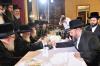 סעודת ראש חודש בהשתתפות כ"ק אדמו"ר מסקווירא שליט"א מיט נגידים וועלעכע האבן תורם געווען גרעסערע סכומים לטובת די אויפבוי פון ביהמ"ד הגדול סקווירא בילדער משה גאלדשיין 