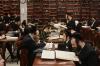 הונדערטער בחורים און אינגעלייט ביים לערנען שובבי"ם פארטאגס אין ביהמ"ד הגדול ד'סאטאמר אין ב"פ 