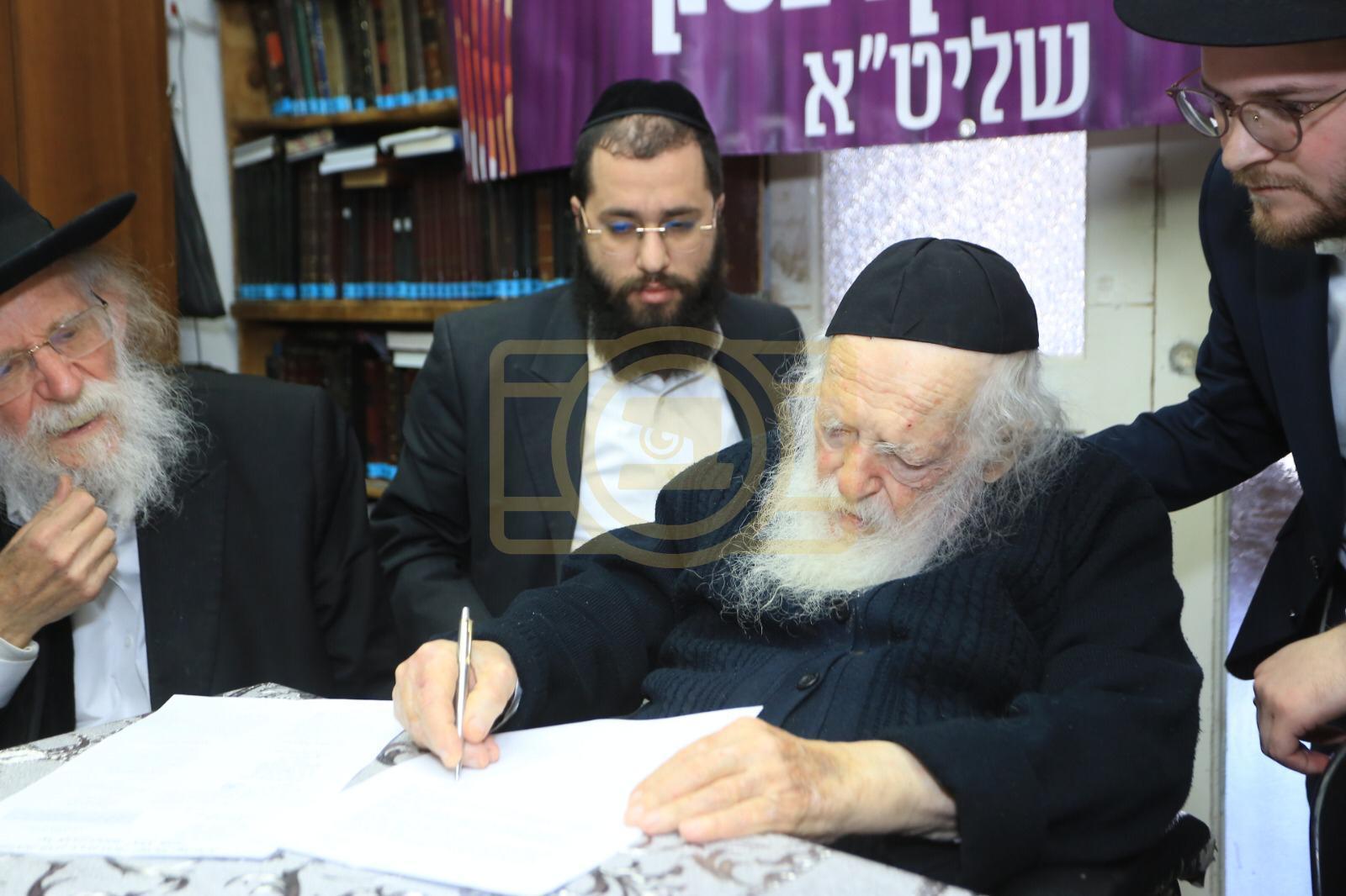 מרן שר התורה הגר"ח קנייבסקי שליט"א ביים אונטערשרייבן די קול קורא לטובת די בארימטע מוסד בלב אחד 