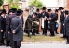 Full gallery of the Pupa Rebbi's trip to mekomois hakodesh 