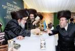 Full gallery of the Pupa Rebbi's trip to mekomois hakodesh 