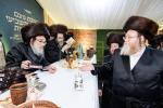 Full gallery of the Pupa Rebbi's trip to mekomois hakodesh 