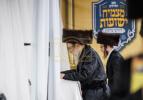 Full gallery of the Pupa Rebbi's trip to mekomois hakodesh 