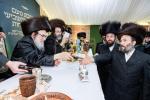 Full gallery of the Pupa Rebbi's trip to mekomois hakodesh 