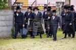 Full gallery of the Pupa Rebbi's trip to mekomois hakodesh 