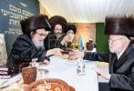 Full gallery of the Pupa Rebbi's trip to mekomois hakodesh 