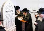 Full gallery of the Pupa Rebbi's trip to mekomois hakodesh 