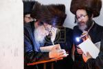 Full gallery of the Pupa Rebbi's trip to mekomois hakodesh 
