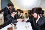 Full gallery of the Pupa Rebbi's trip to mekomois hakodesh 