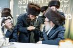 Full gallery of the Pupa Rebbi's trip to mekomois hakodesh 