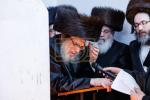 Full gallery of the Pupa Rebbi's trip to mekomois hakodesh 
