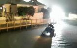 Main image for Good Samaritans Save Driver From Sinking Car.