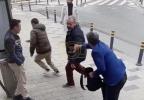 Quick Reaction Stops Pickpocket Targeting Elderly at Bus Stop.