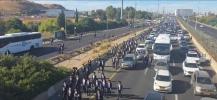 Main image for Hundreds of Bnei Torah on their way to the Nimus V'lo Nisgayes protest