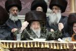 Main image for The Viznitz Rebbe Shlit"a Marks 25 Years of the Viznitz Elad Community