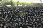 Thousands of Gur Chassidim Protest at Prison 10 Against Gzeiras HaGiyus