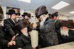 Hachnosas Sefer Torah in Seret Vizhnitz Beis Medrash, Beis Shemesh